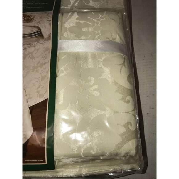 Holiday Time Everything Table Set Comes w/ Tablecloth, Vinyl Table Pad & Napkins - Picture 3 of 8